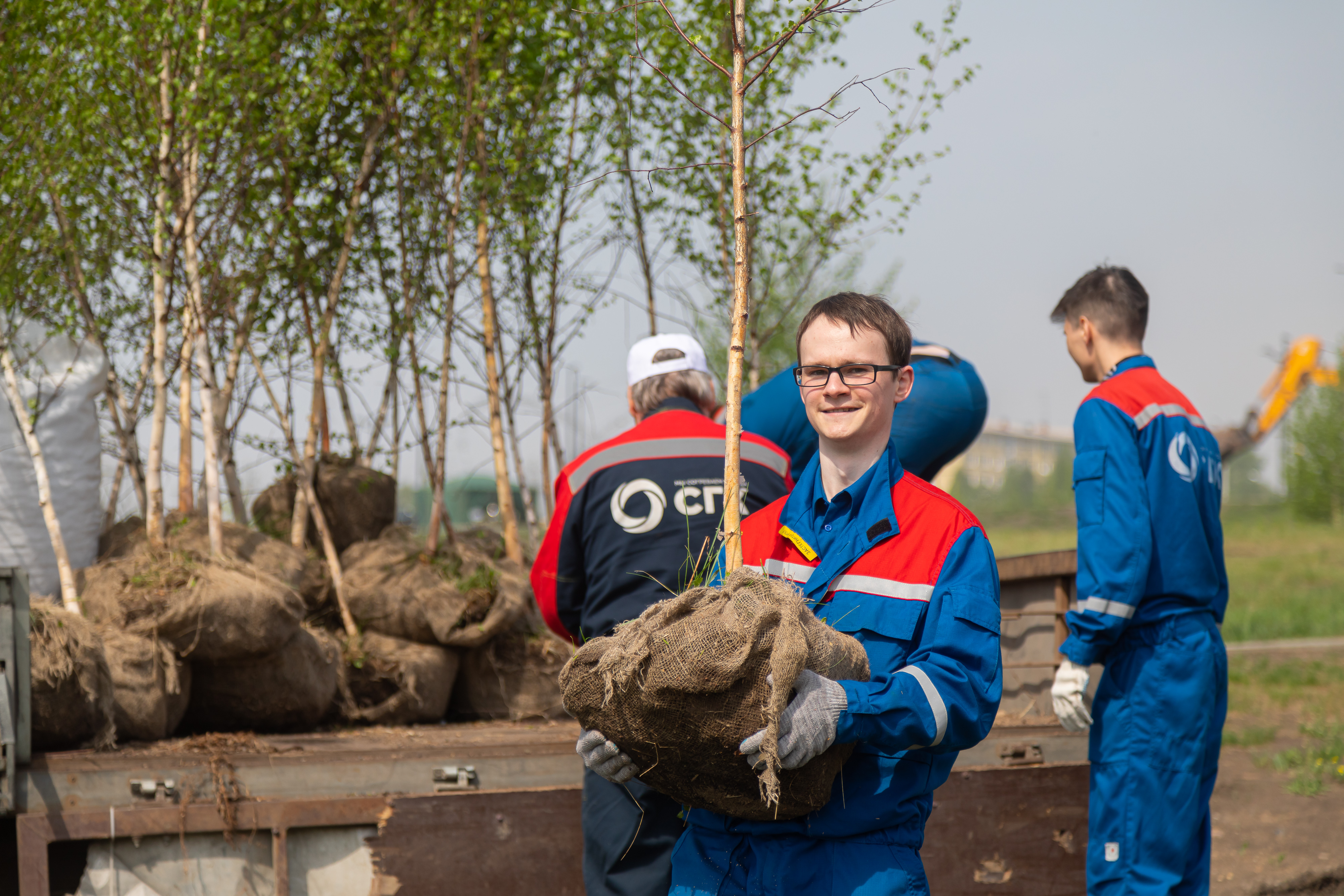 Берёзы, тонна макулатуры и скамейки-улыбки: в Красноярске прошел весенний этап экомарафона СГК