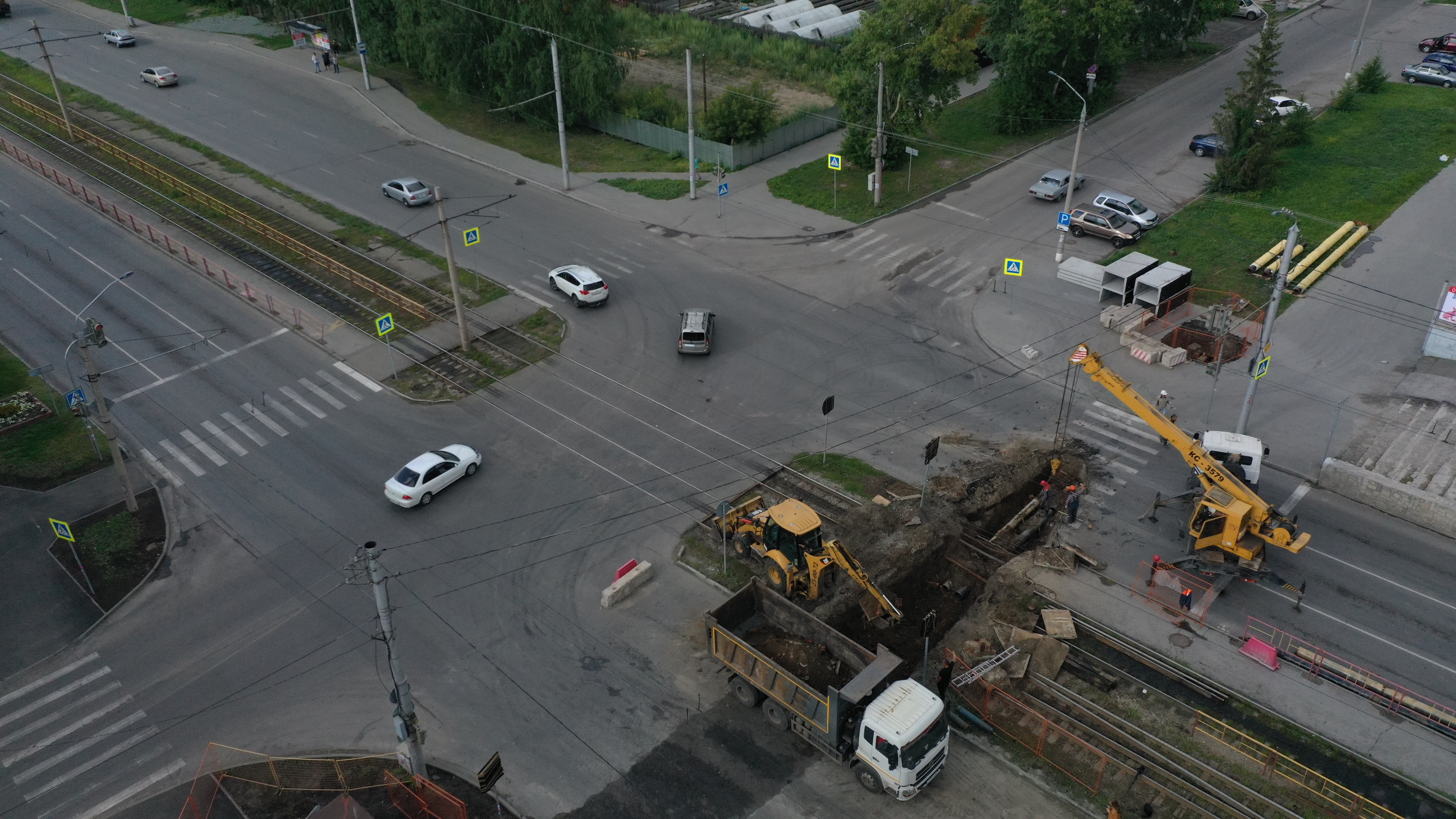 Усиленные лотки и поэтапное перекрытие. Фоторепортаж с ремонта теплосети на улице Малахова в Барнауле