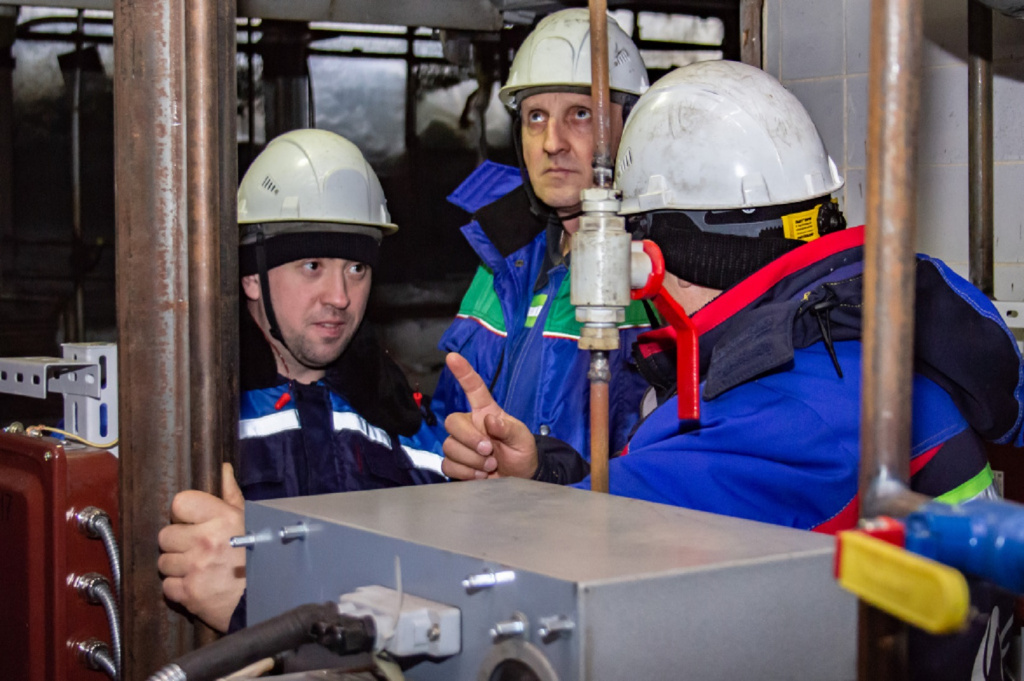 Новосибирская ТЭЦ-5 продолжает техперевооружение и автоматизацию пиковых водогрейных котлов. На фото — сотрудники станции