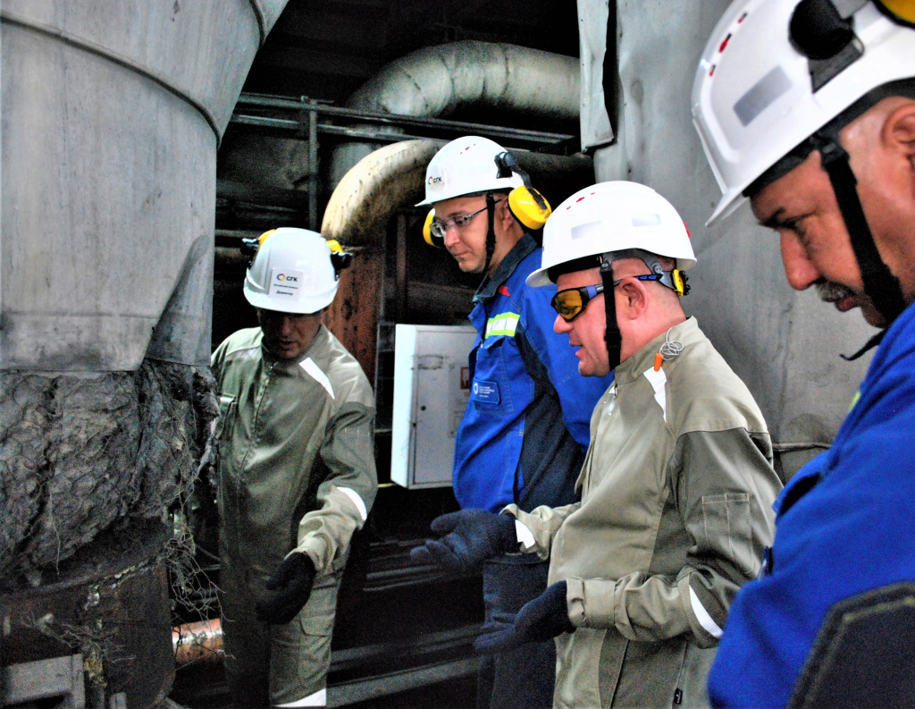 Максим Шалаев осматривает место в котельном цехе Бийской ТЭЦ, где ранее возникло возгорание угольной пыли
