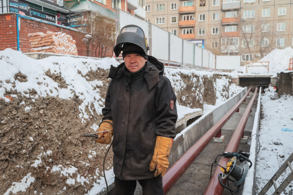 Иван Канзычаков, электрогазосварщик 6 разряда, работает в теплосетевом подразделении СГК в Хакасии с 2018 года