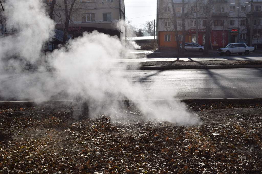 По такому парению тепловых камер можно определить, что трубопровод поврежден, и сеть затопило горячей водой. Черногорск. Октябрь 2019 года
