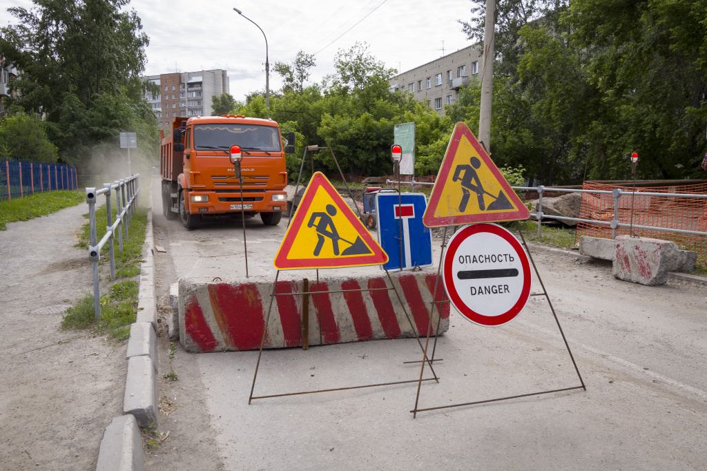 Из-за расширения зоны ремонта на 20 метров в сторону улицы Пархоменко пришлось изменить схему дорожного движения