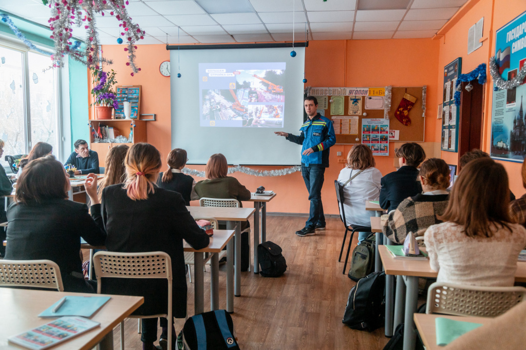 Уроки по правилам безопасности для школьников Красноярска проводит Дмитрий Семенов, старший мастер района тепловых сетей №3