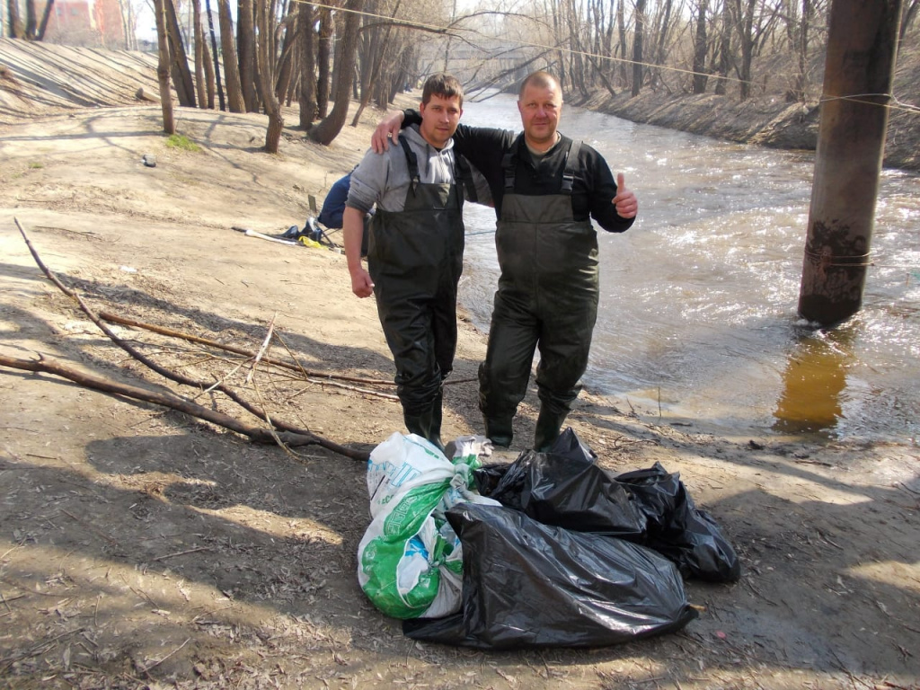 В прошлом году Виталий вместе с братом при помощи мобильной установки собрал около 5 тонн мусора с реки