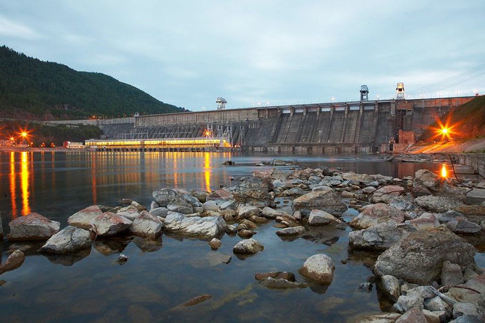 В последний месяц лета продолжалось маловодье. Критически низкая выработка наблюдалась на всех ГЭС Енисейского каскада
