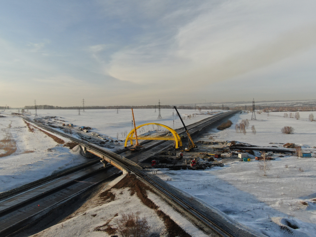 Арочный мостовой переход над автотрассой для будущей тепловой магистрали от Беловской ГРЭС в город Белово 