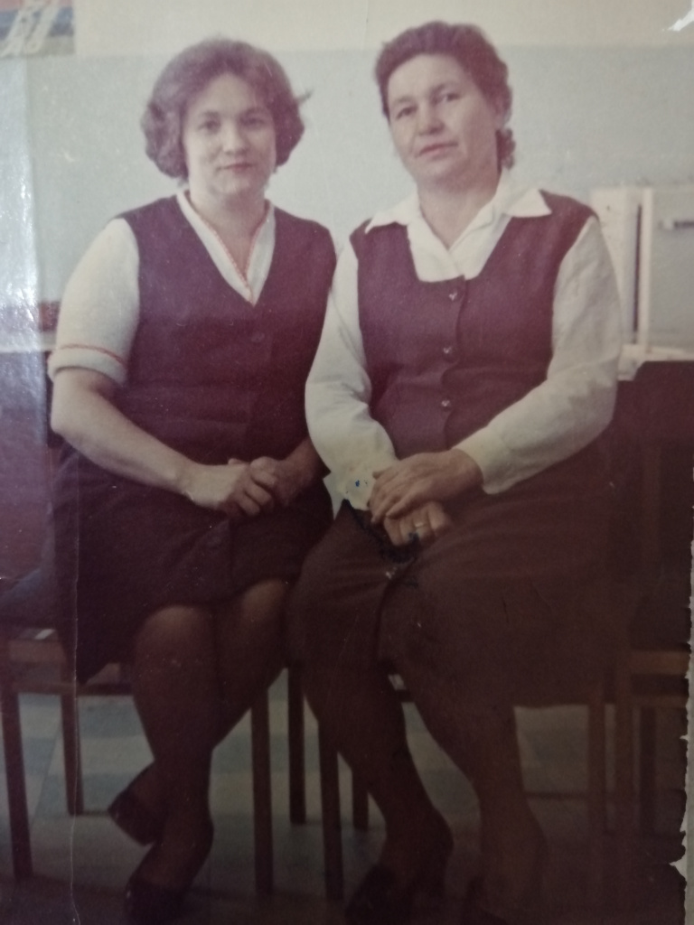 Бабушка (справа) Анна Кузминична Дмитриева. Примерно 1979 год. Бухгалтерия ТЭЦ-2