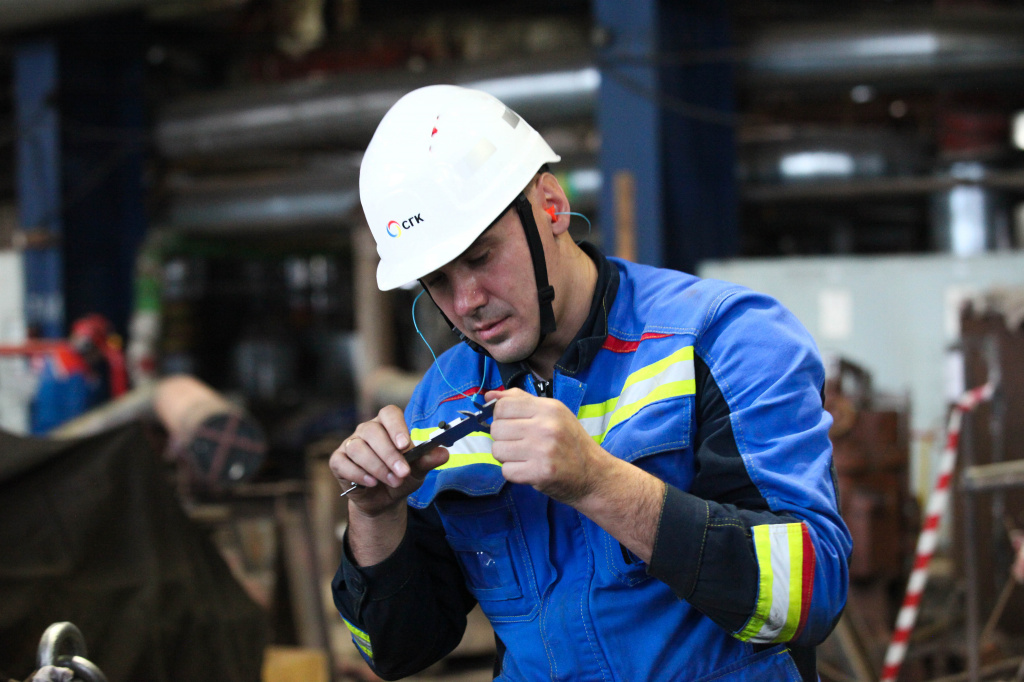 Заместитель начальника турбинного цеха по ремонту Евгений Французов замеряет детали, чтобы выдержать необходимые зазоры при сборке оборудования