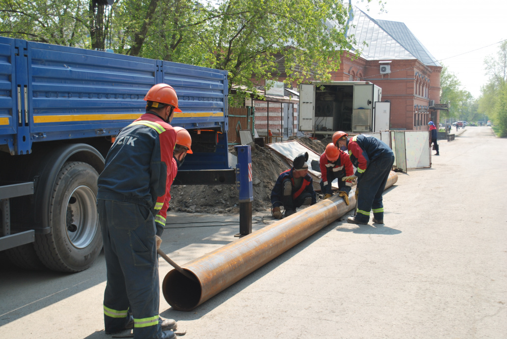 Персонал восточного теплосетевого района после гидравлических испытаний устраняет дефект на трубопроводе на улице Петрова в Бийске