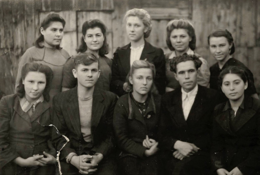 Молодые кадры Кузнецкой ТЭЦ в 1945 году. В нижнем ряду крайняя слева Капитолина Богатова и второй справа Александр Бессонов