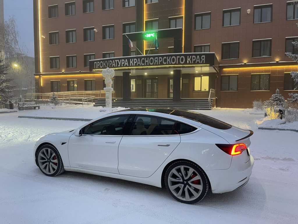 В -38 градусов автомобиль Tesla чувствует себя отлично