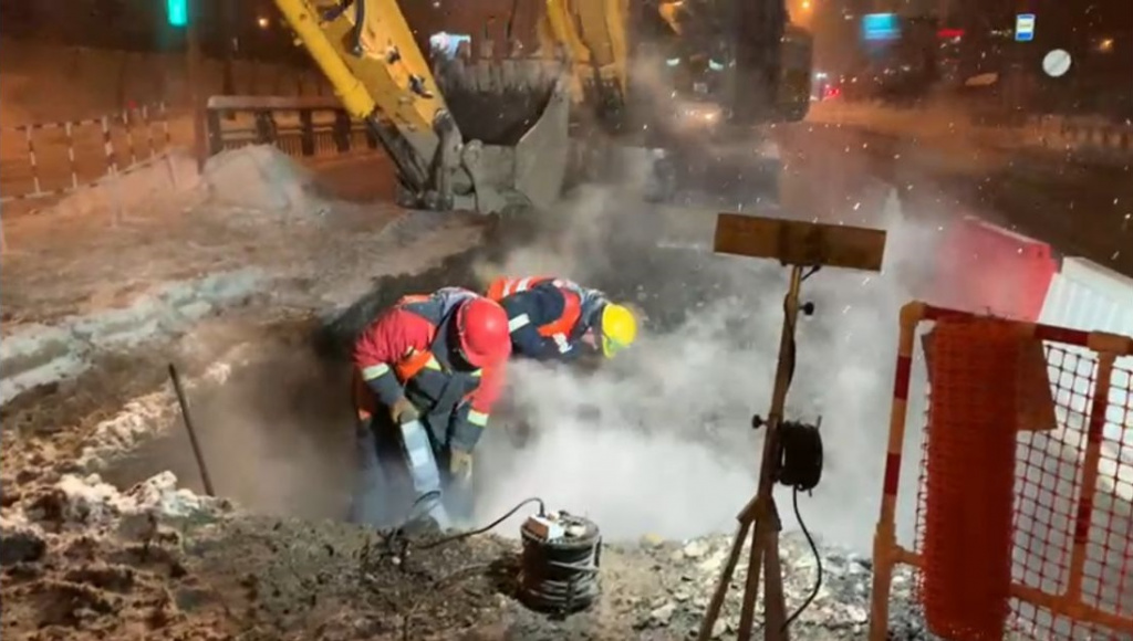 Тепло возвращается. Красноярские энергетики за ночь отремонтировали магистраль в микрорайоне Северный
