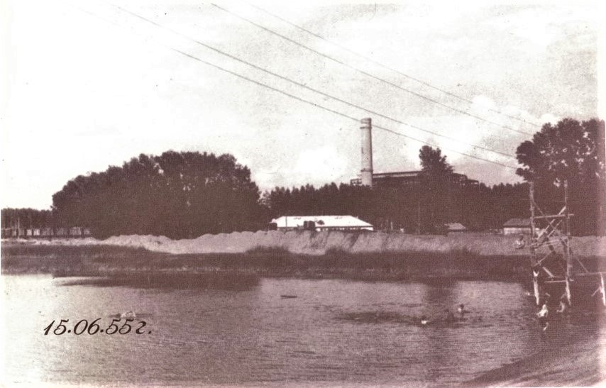 Озеро Кругленькое тремя годами позже. Уже видна дымовая труба первой очереди Бийской ТЭЦ