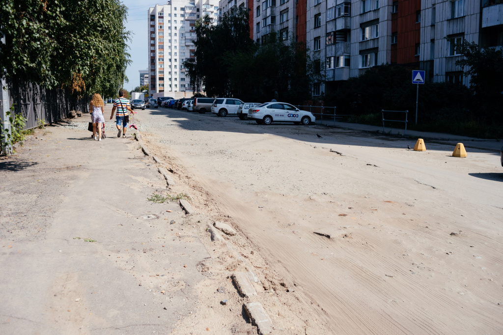 Дорога на улице Чкалова, около гимназии, сразу после завершения ремонта теплосетей