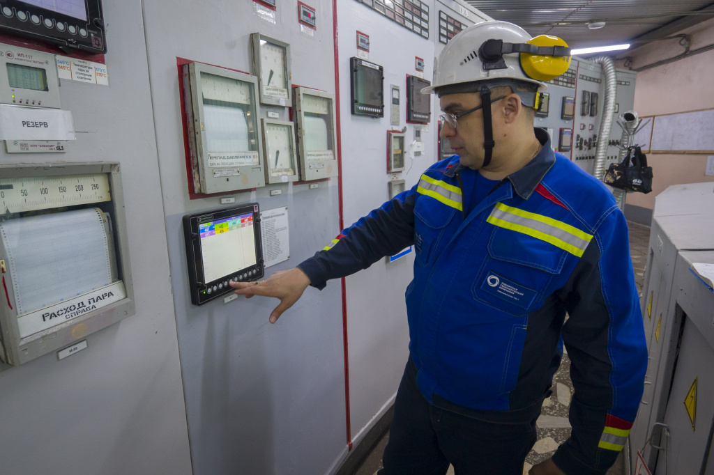 Система автоматизированного управления турбоагрегата Новосибирской ТЭЦ-3. На фото — главный инженер станции Андрей Бабенков