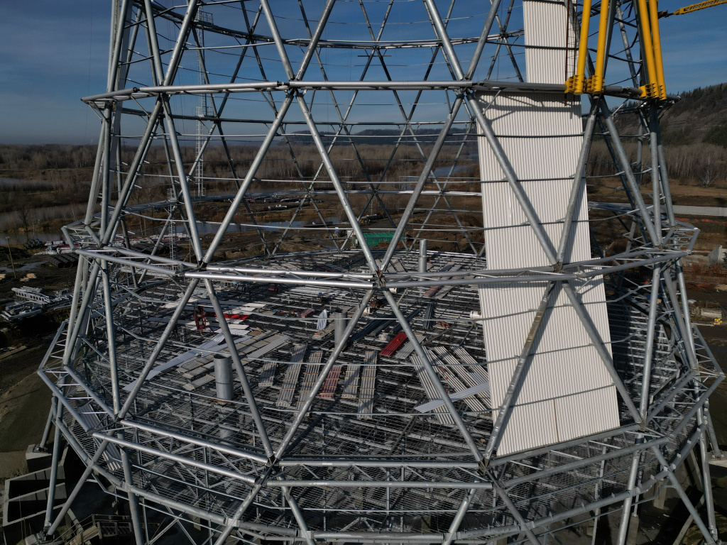 Панцирь для башни: на Томь-Усинской ГРЭС началась обшивка градирни №1