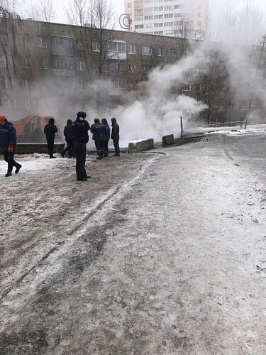 Шесть аварийных бригад «Тепловых сетей» СГК устраняют дефект на теплотрассе в Новосибирске