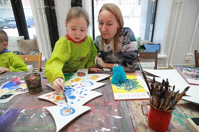 Проект "Поделись теплом". Мнгогодетные семьи Свердловского района рисуют в Поздеевке