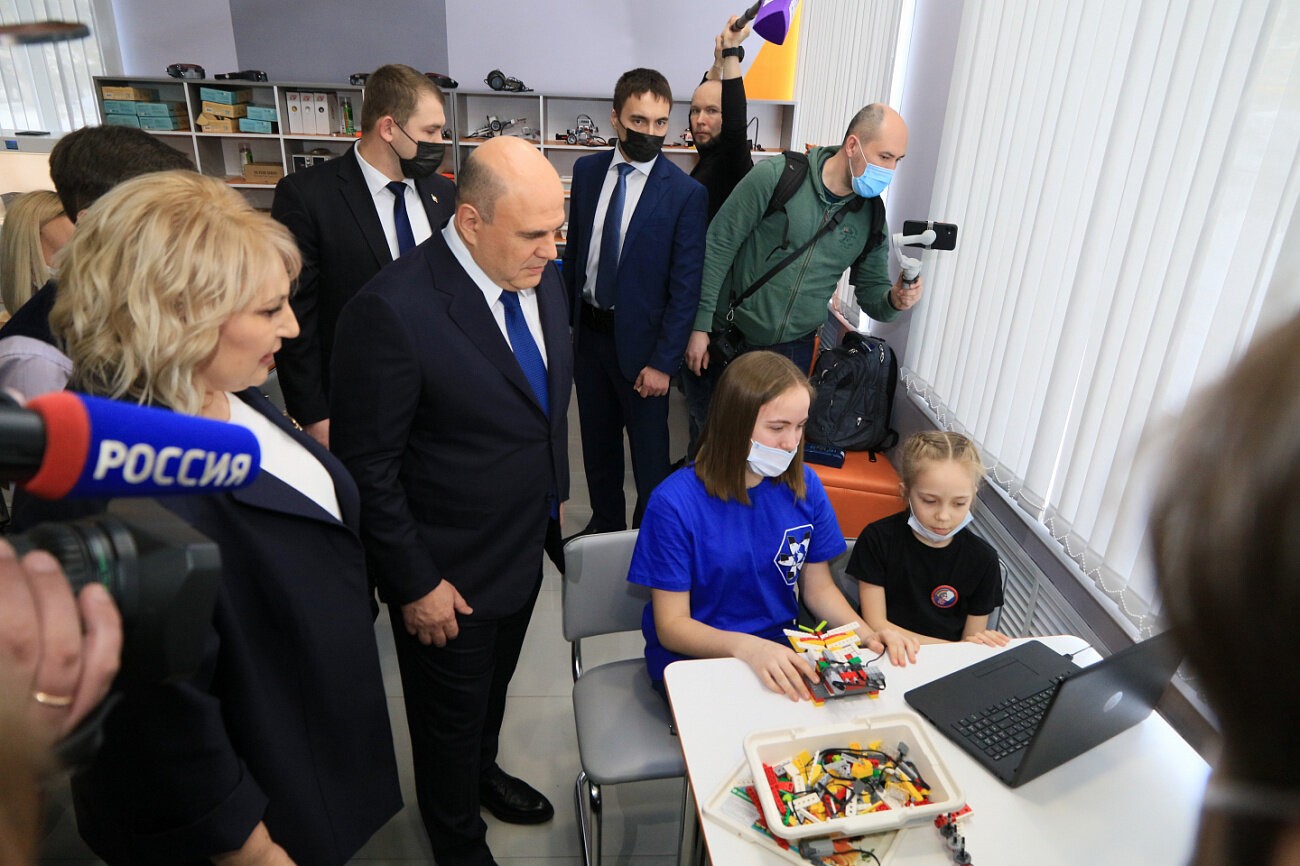  Премьер-министр России посетил инженерный центр школы №53 в Барнауле