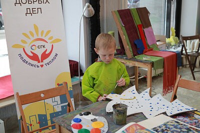Проект "Поделись теплом". Мнгогодетные семьи Свердловского района рисуют в Поздеевке