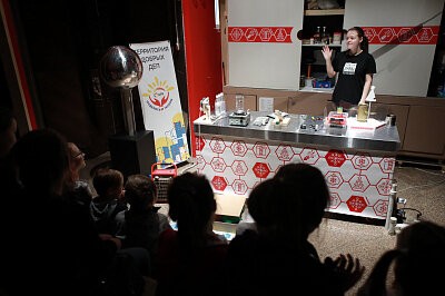 Проект "Поделись теплом". Многодетные семьи Советского района на научном шоу в Ньютон Парке